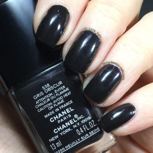 Chanel Gris Obscur 538 swatch left hand