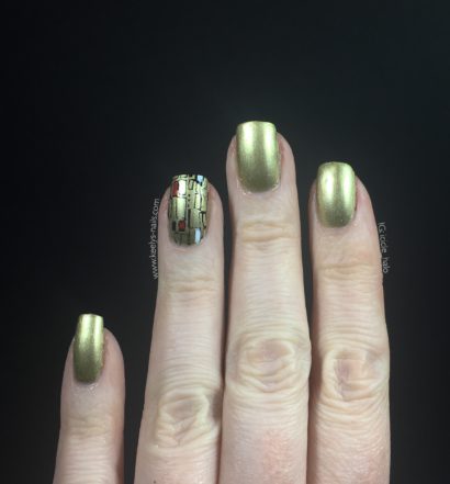 Portrait of Adele Bloch-Bauer I inspired this Klimt nail art - left hand fingers extended